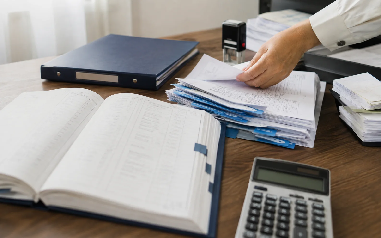 経理・給与計算・労務の月次書類を整理する手元